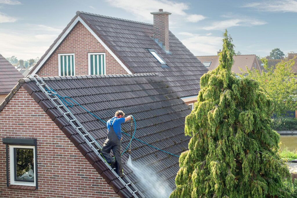 What To Expect When Pricing Roof Cleaning Services?